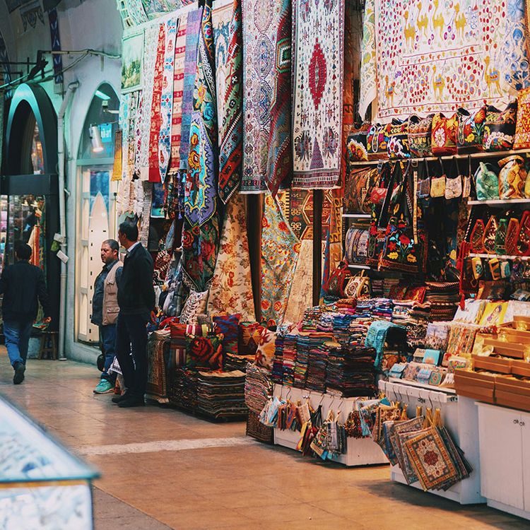 Orientalischer Marktstand mit Stoffen