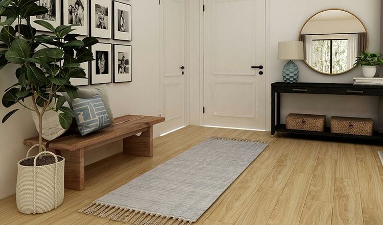 Flur mit kontrastreichen Möbeln und Accessoires